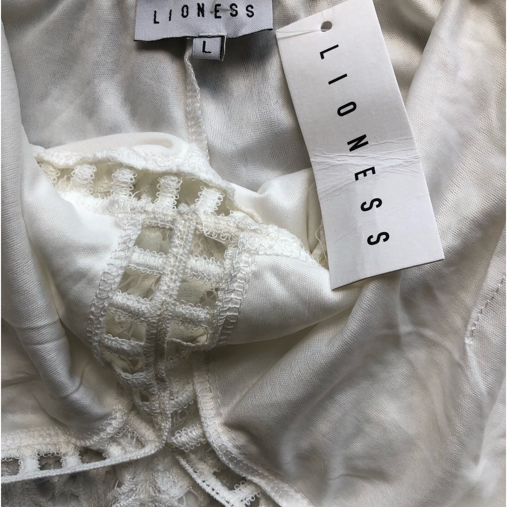 Lioness Romper V-Neck White Lace Flutter Sleeves Size Large NWT - Picture 7 of 9